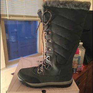 Brand new never worn! Bear paw snow boots